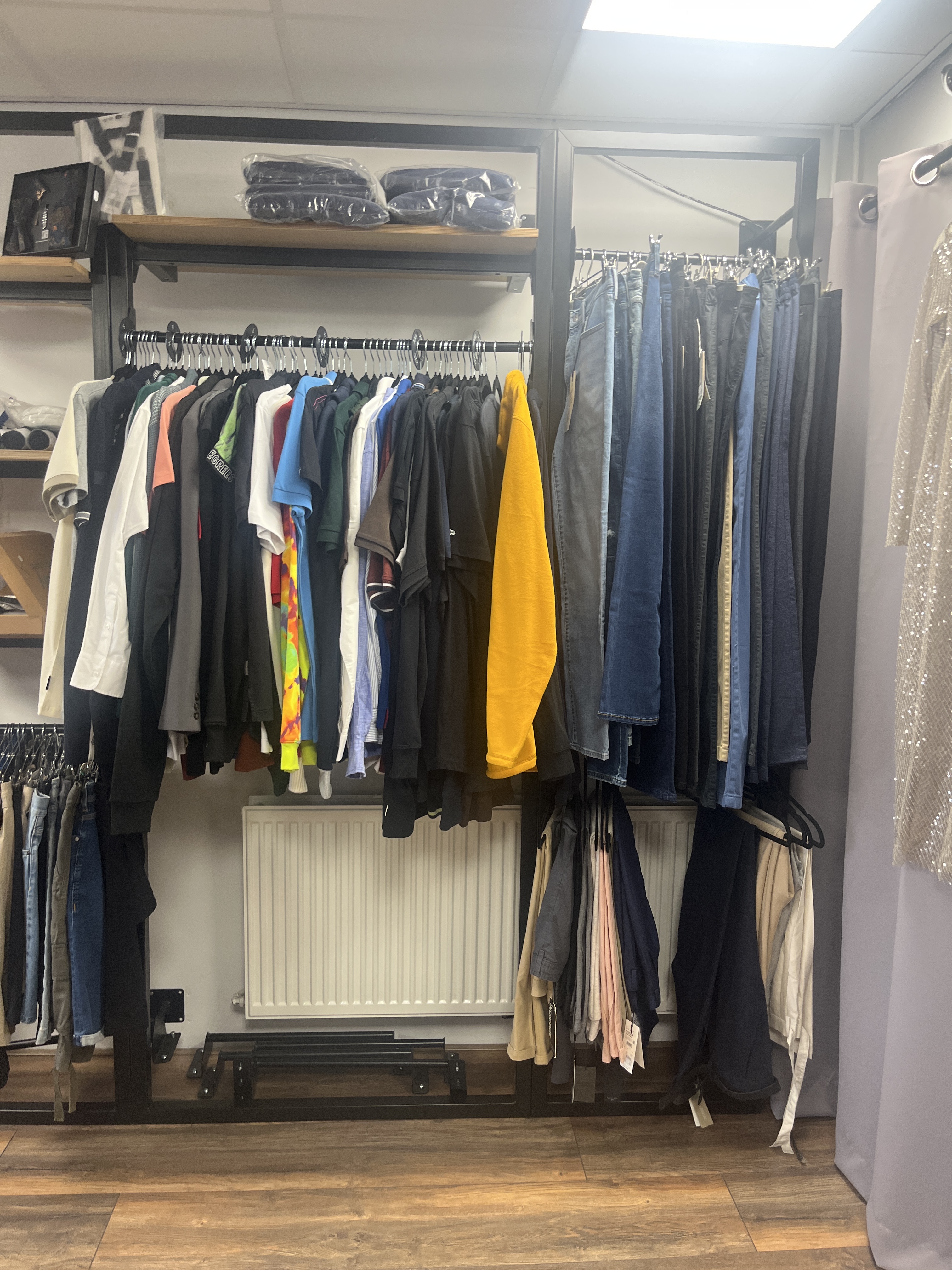 Een postbus in een traditionele lege lobby.