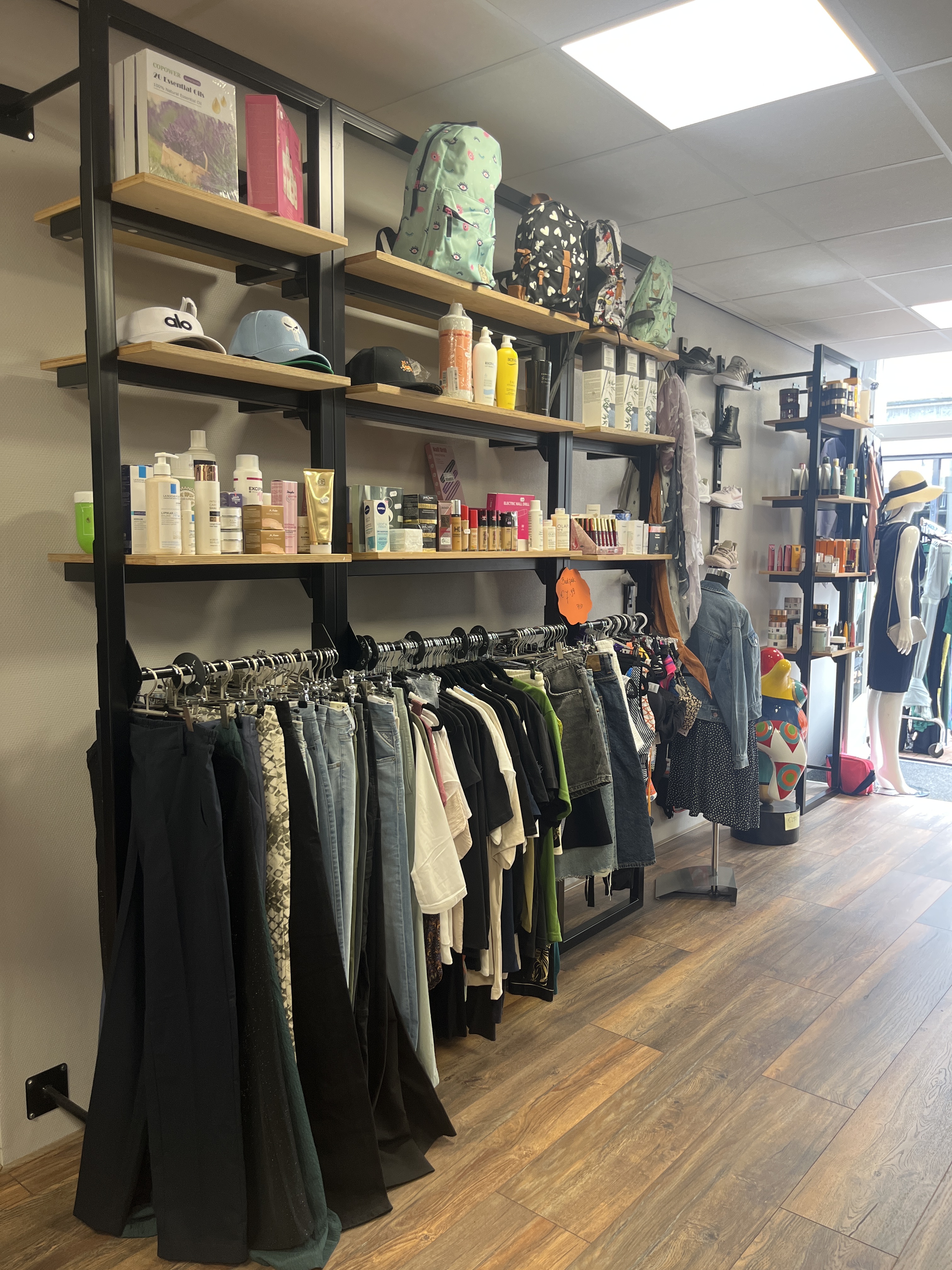 Verspreid aangetroffen postzegels in verschillende kleuren op een witte achtergrond.