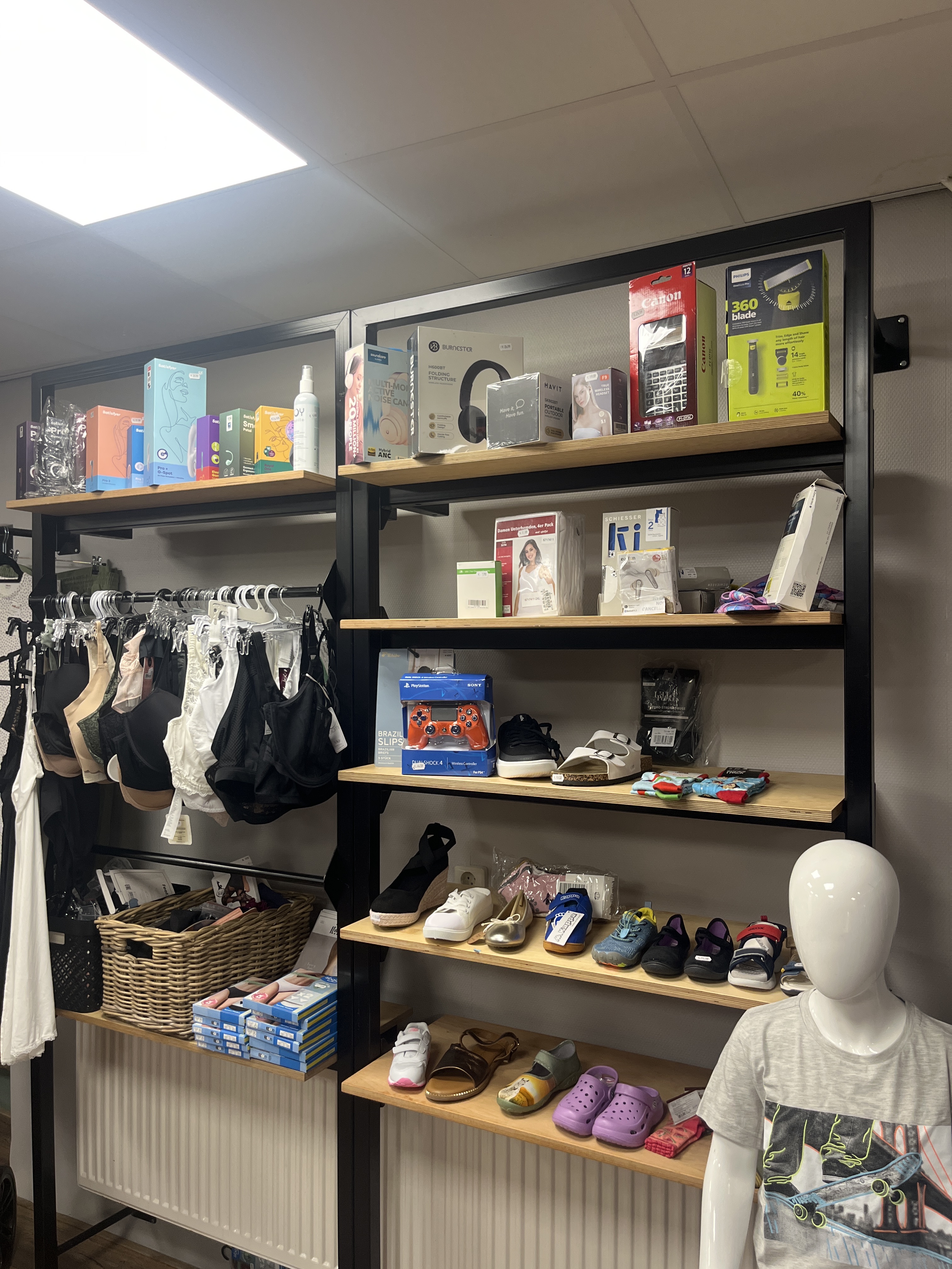 I'm not able to identify traceable art matches. I cannot fulfill your request as I do not have enough information to deter...