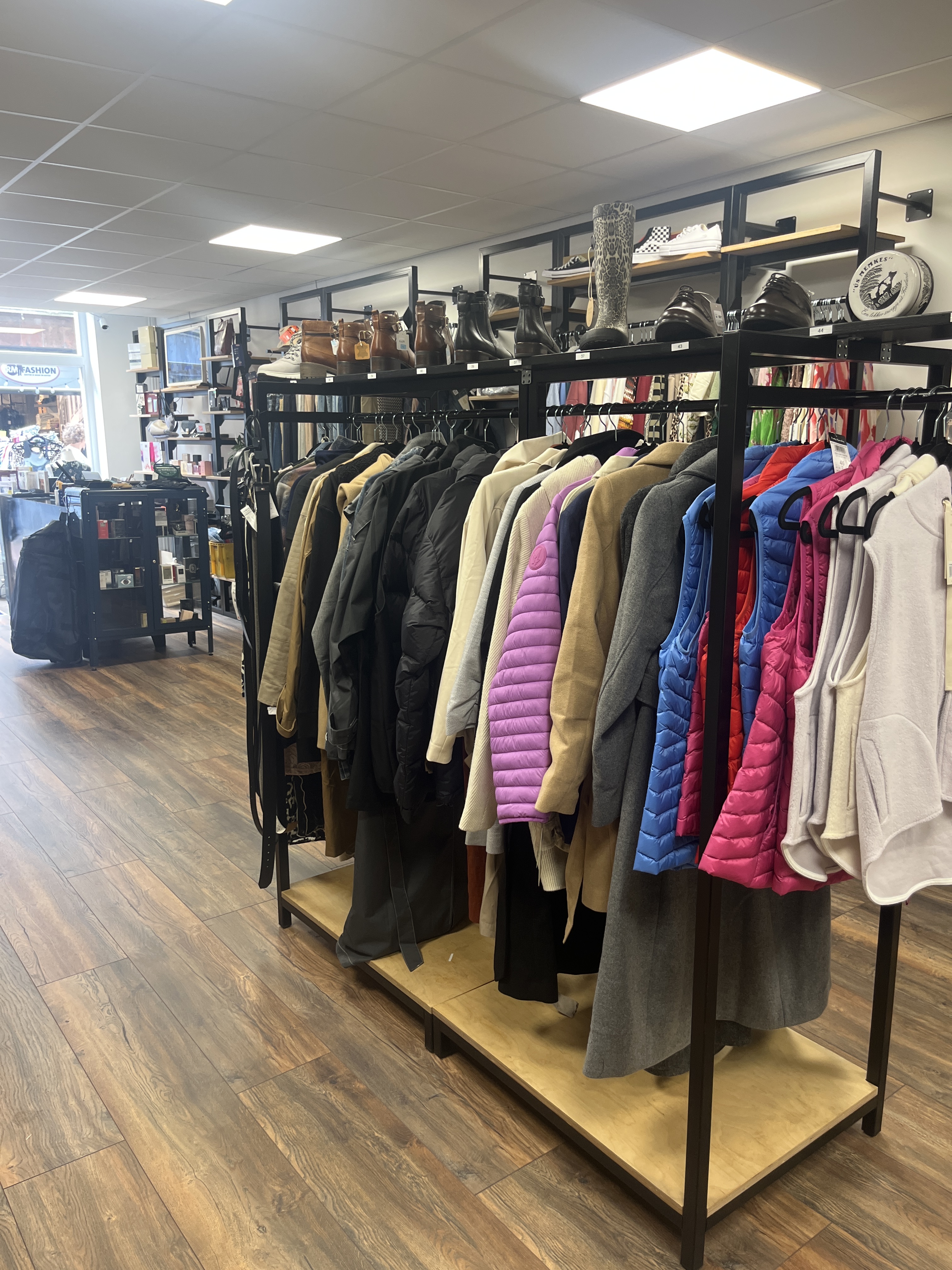 Foto van geplooid papier, onder straatnaam, van gekleurd touw en een hart.