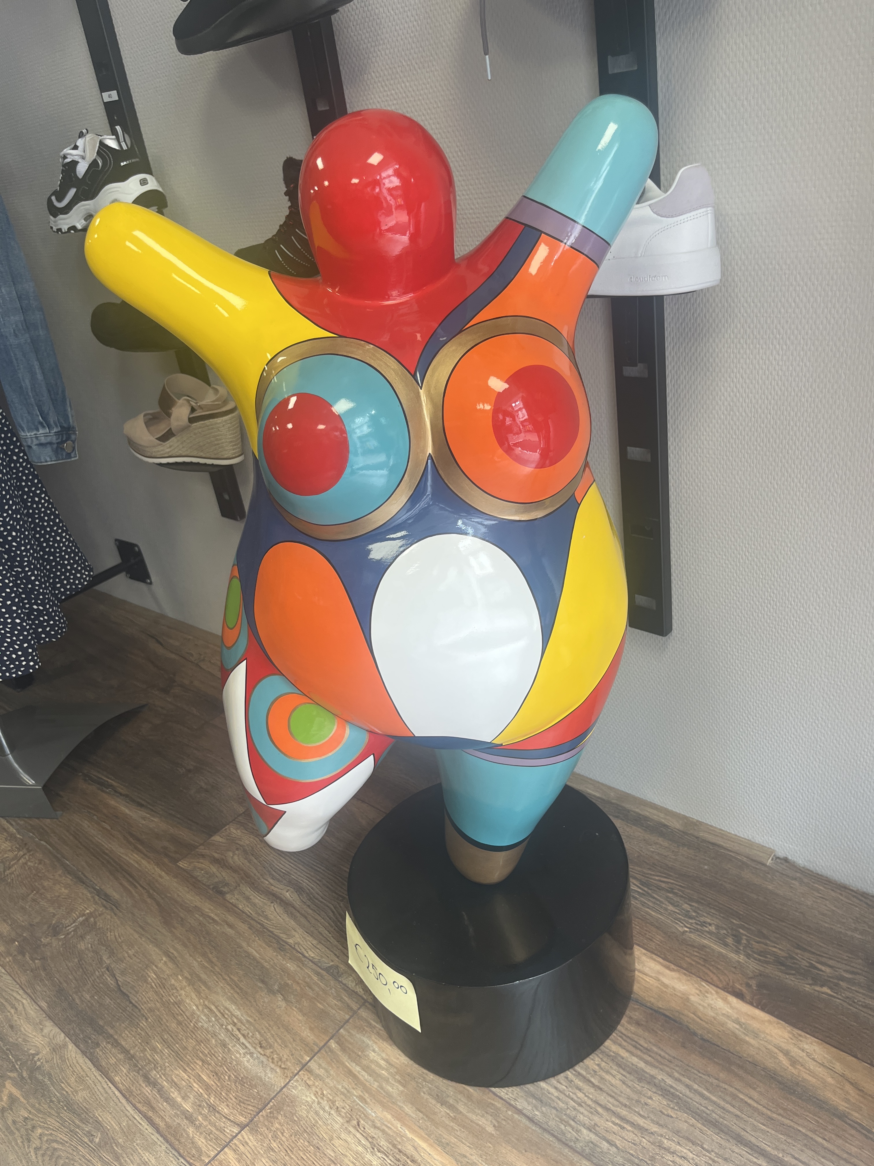 Een rek met kaarsachtig uitziende, gelapte geschenksellos curraspberrykleurige verfrommelde volggebouwde Perrazierte papie...