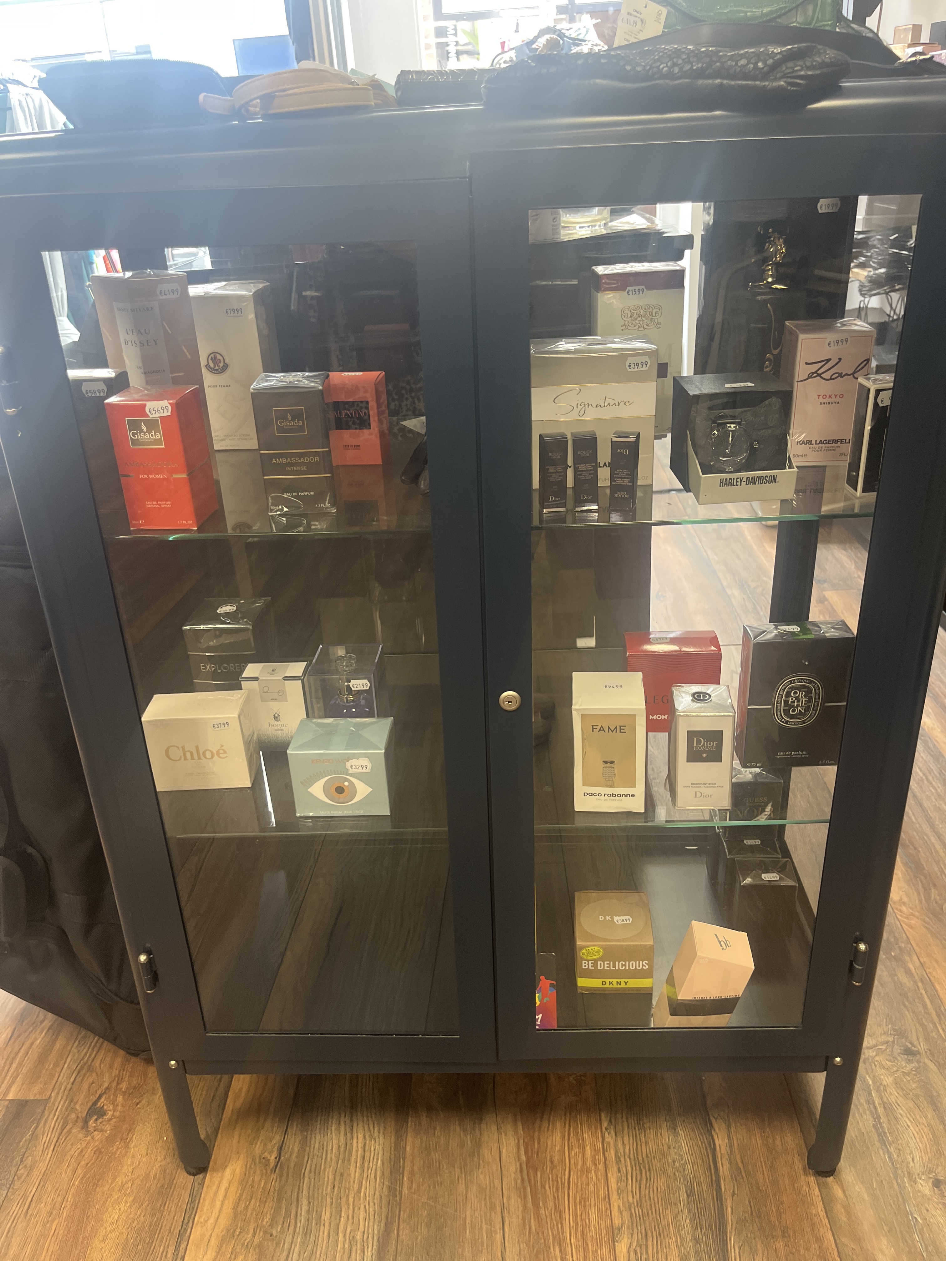 Dutch tekst: Papier klaar voor het sieren van pakjes, in verschillende formats en met een lijn van gedrapeerde wierook en ...