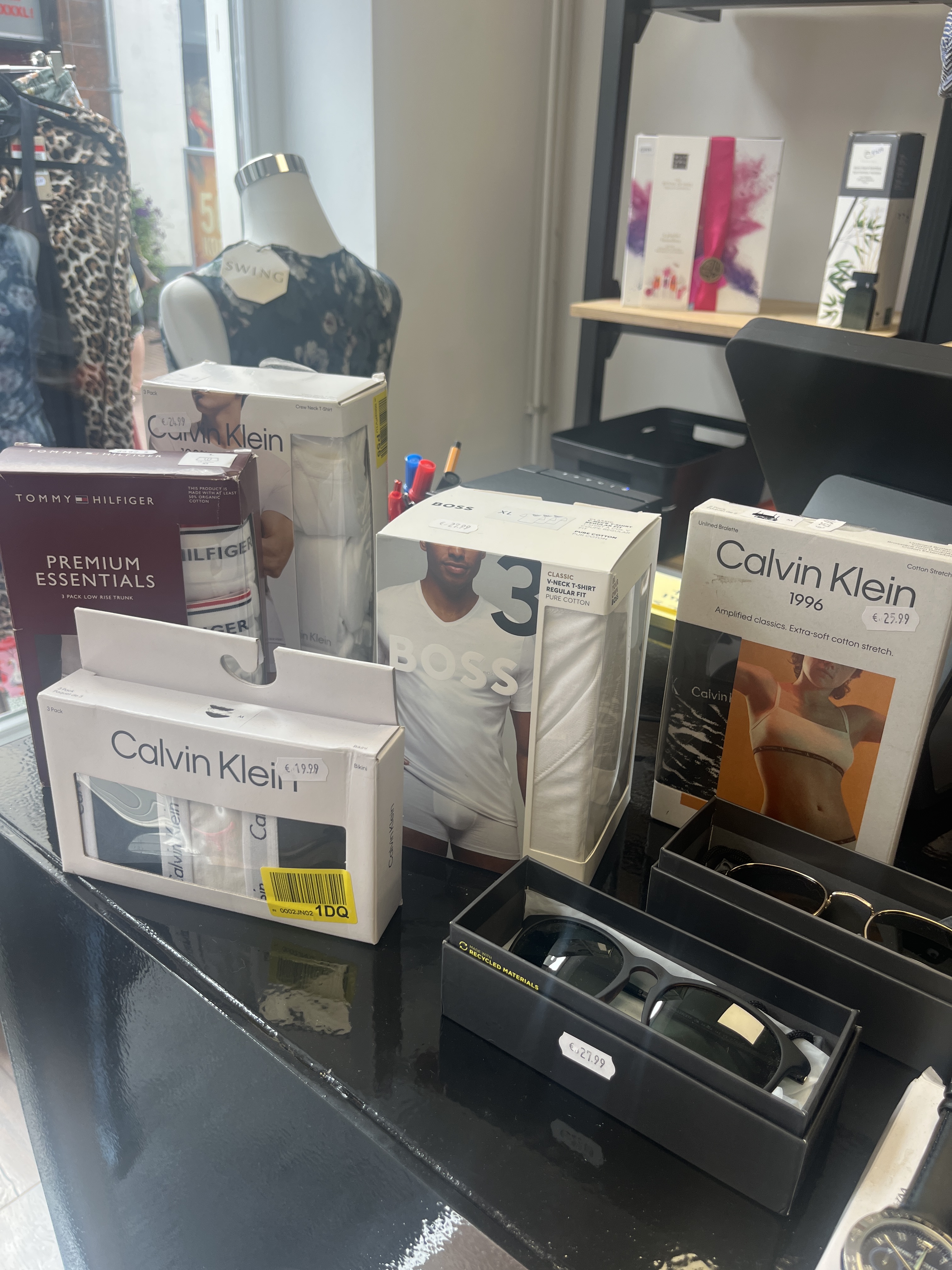 Verspreid aangetroffen postzegels in verschillende kleuren op een witte achtergrond.